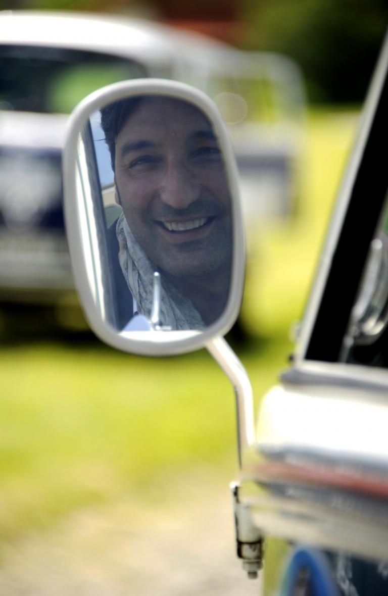Mousse T. nimmt mit einem VW Samba-Bus an der Kitzbüheler Alpenrallye teil.