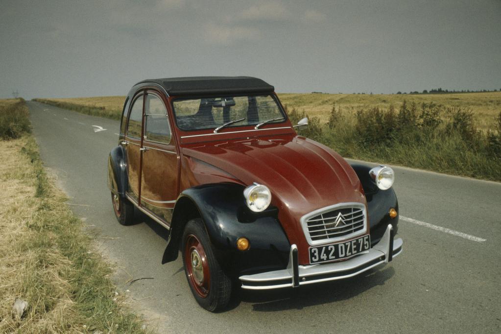 Obwohl der Citroen 2CV ursprünglich als Billigauto gedacht war, avancierte er zu einem absoluten Kultmobil. 