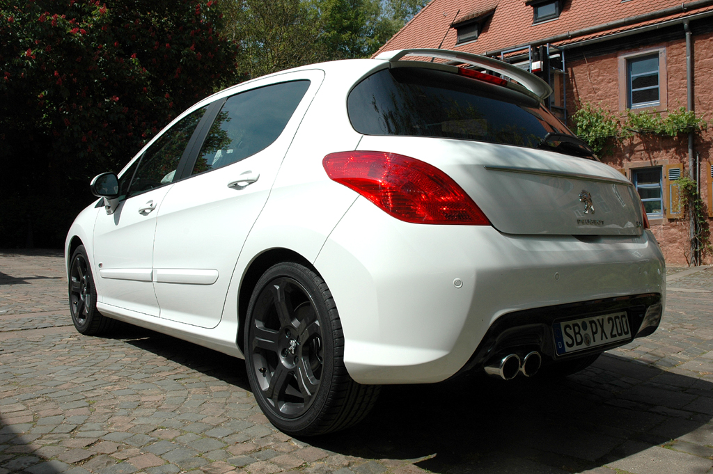 Peugeot 308: ... dynamischen Heckstoßfängern im Diffusordesign auf.