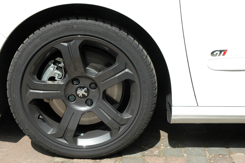 Peugeot 308: ... wartet unter anderem mit 18-Zoll-Leichtmetallrädern und ... 