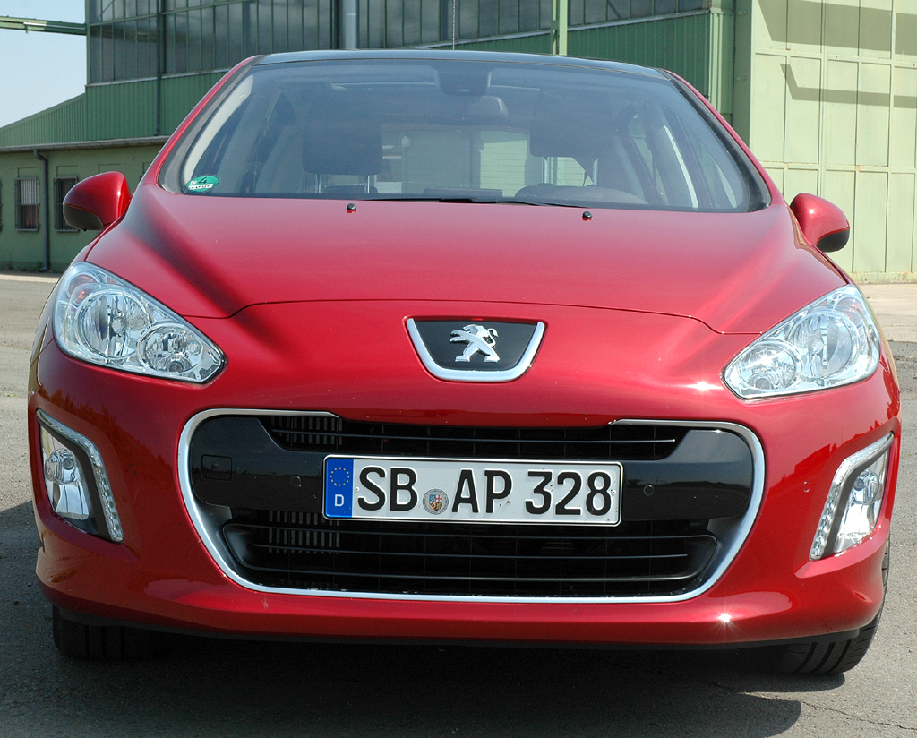 Peugeot 308: Blick auf die Frontpartie mit kleinerem Kühlergrill und kleineren Leuchten. 