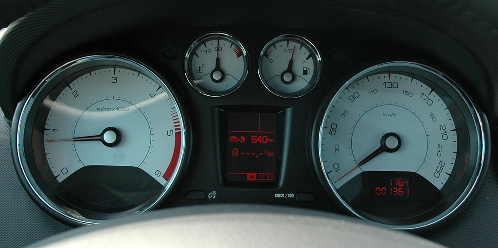 Peugeot 308: Blick durch den Lenkradkranz auf die Rundinstrumentierung. 