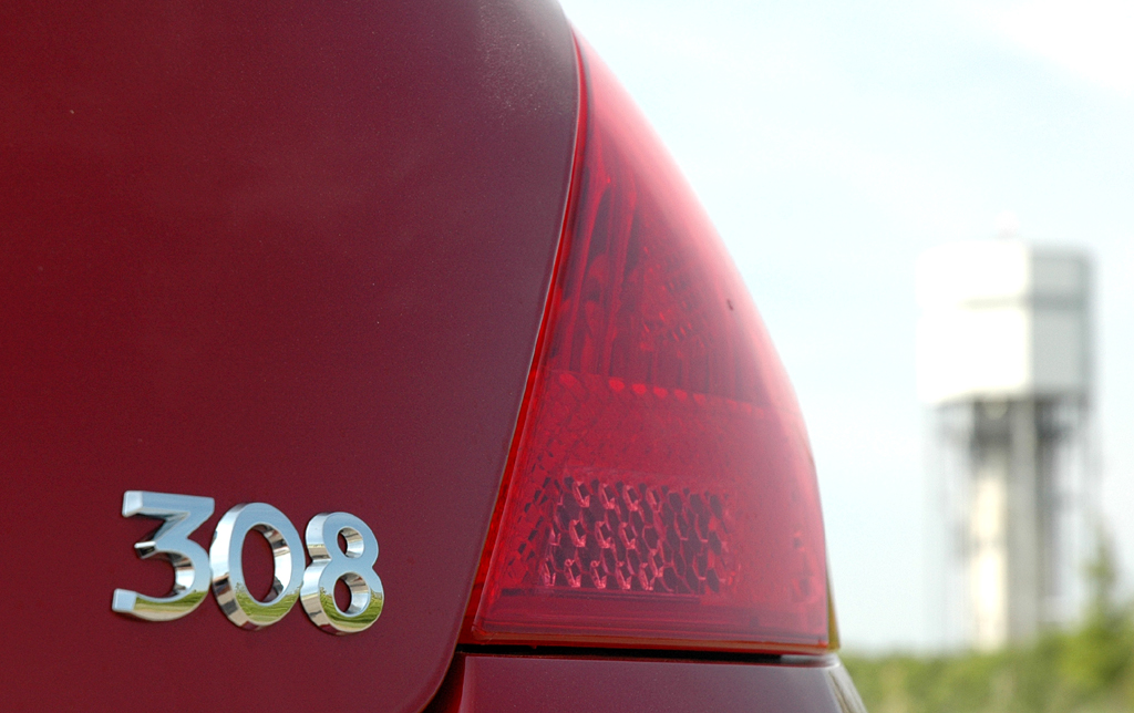 Peugeot 308: Leuchteinheit hinten mit Modellschriftzug. 