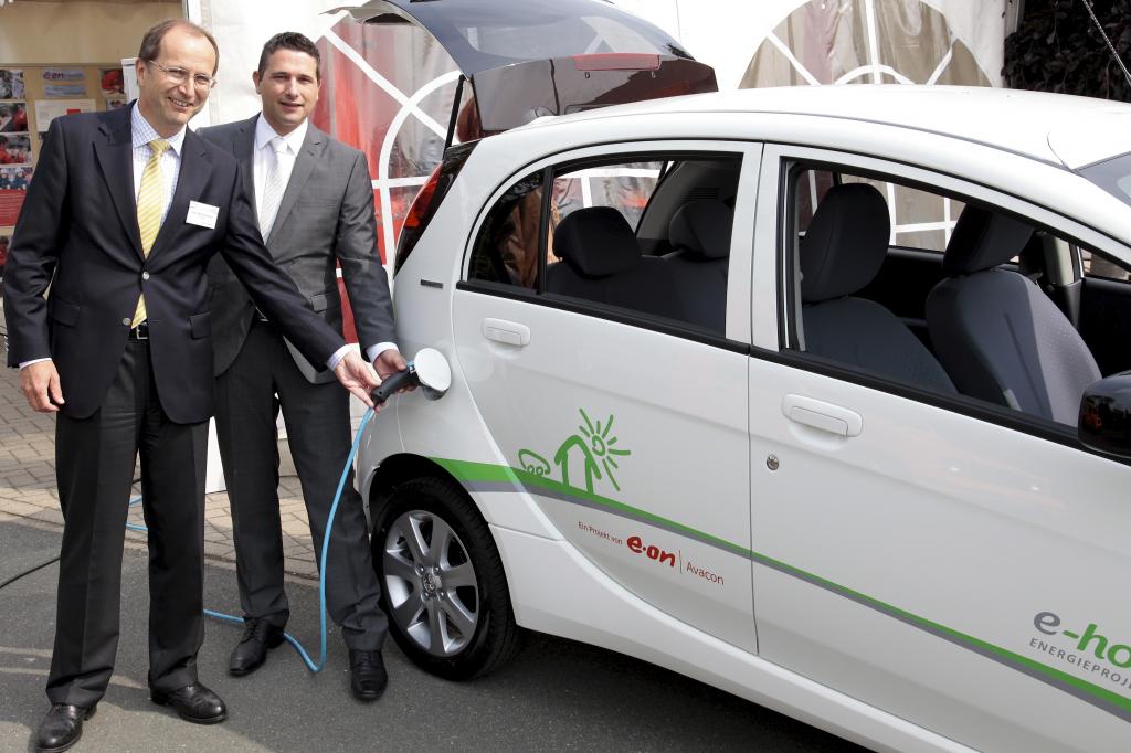 Peugeot übergab 32 Ion an Eon (von links): Matthias Herzog, Vorstand Ressort Netze (Eon Avacon) und Stefan Moldaner (Direktor Vertrieb Businesskunden, Nutzfahrzeuge und Gebrauchtwagen Peugeot Deutschland).