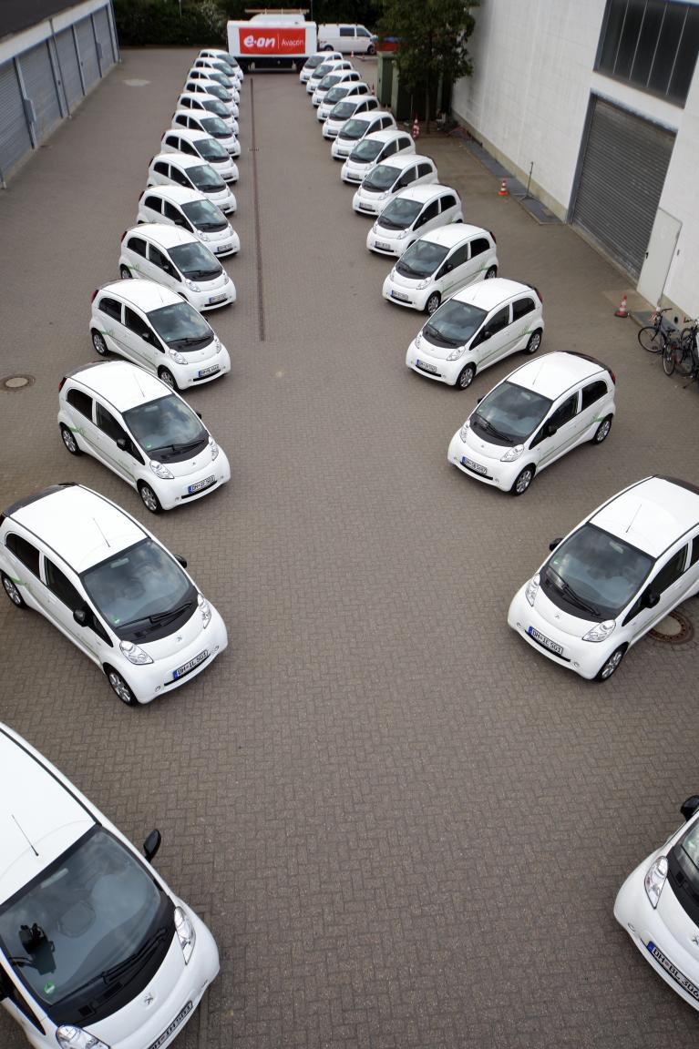 Peugeot übergab 32 Ion an Eon.