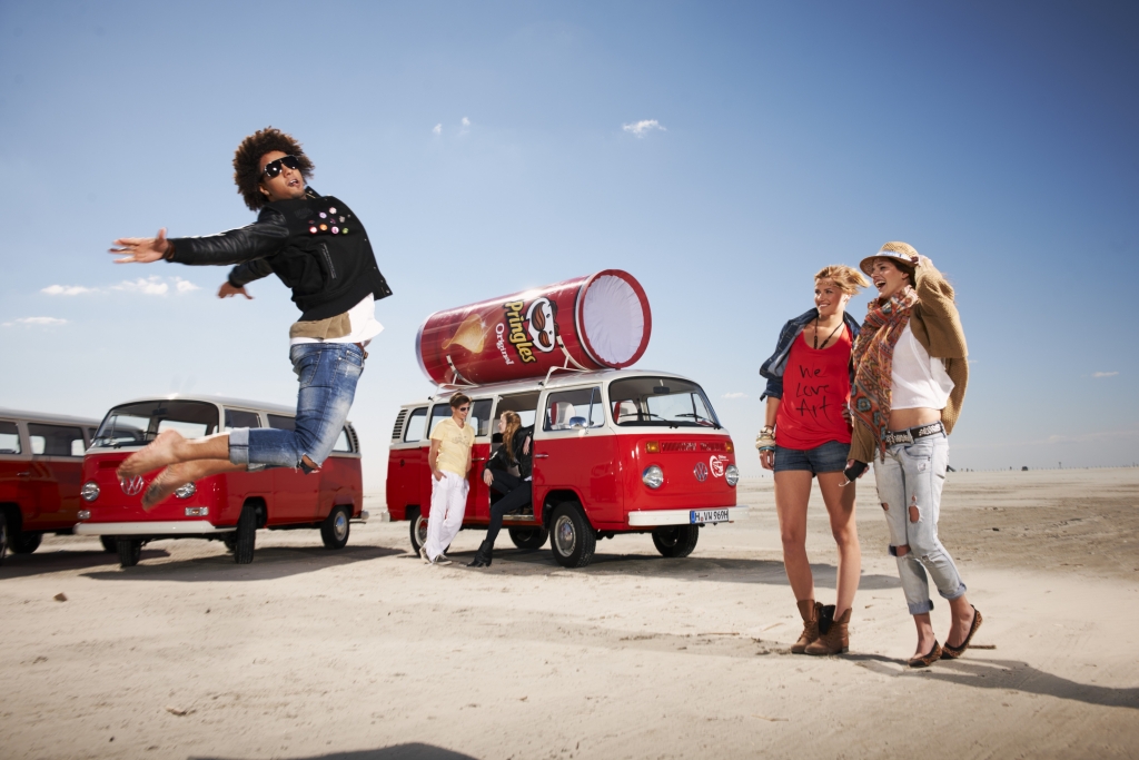 Pringles geht mit vier Volkswagen Bulli T2 auf Promotion-Tour.