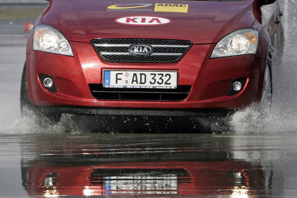 Ratgeber Aquaplaning - Ruhe bewahren und Fuß vom Gas