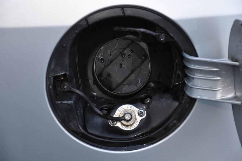 Sauber ist der zweite Einfüllstutzen verstaut