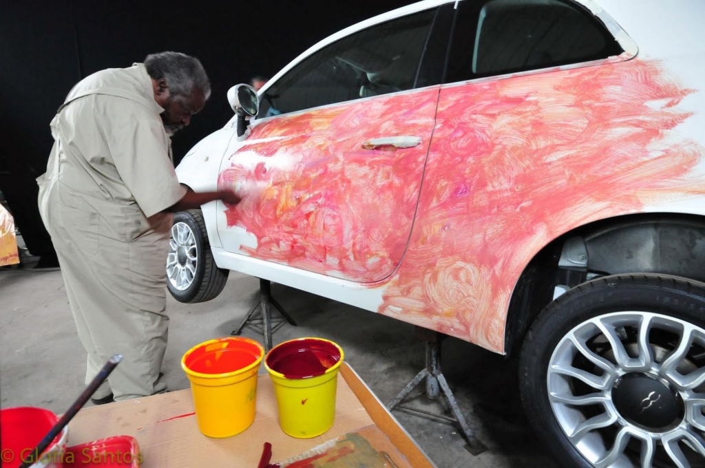 Schmuckstück: Handbemalter Fiat 500 aus Mosambik