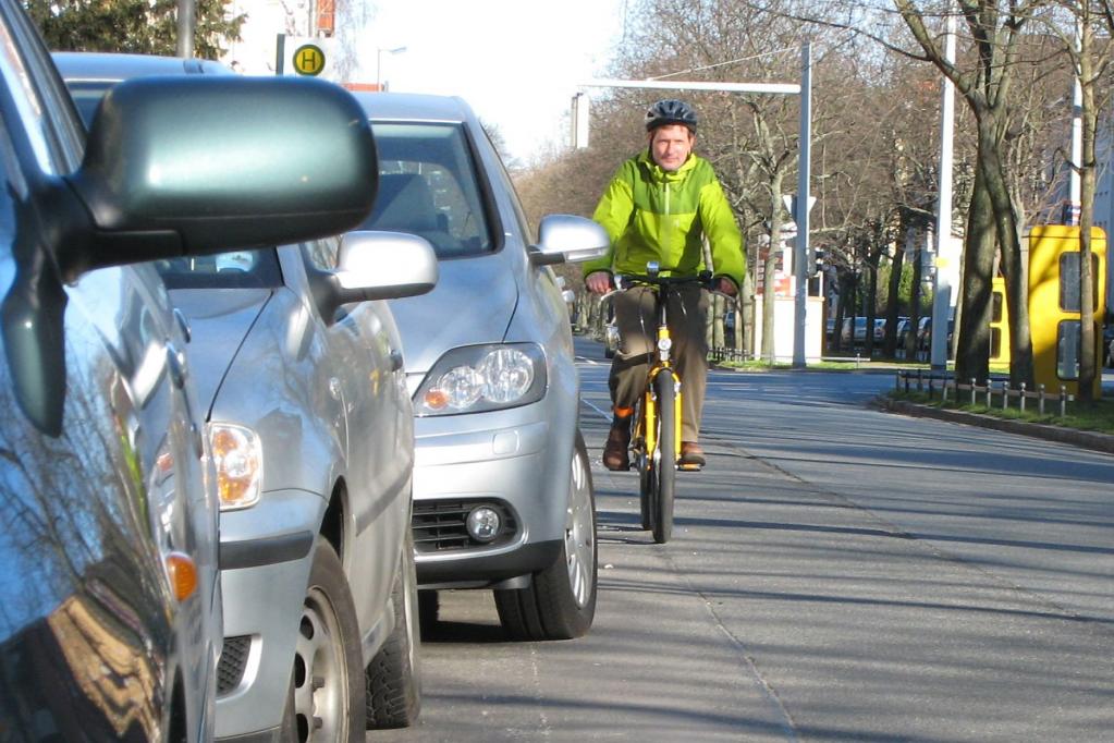 Sich plötzlich öffnende Autotüren sind für Radfahrer ein echtes Risiko. 