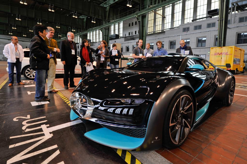 Unangefochtener Blickfang der Veranstaltung ist sicher Citroens 300 PS starke E-Sportwagen-Studie Survolt. 