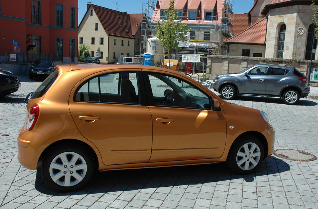 Und so sieht der Micra von der Seite aus, rechts der Juke.