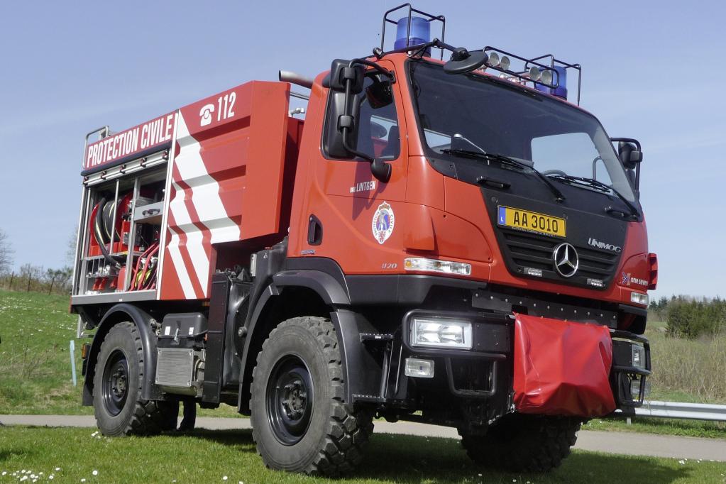 Unimog U 20. Hinter dem Fahrerhaus befindet sich ein 2000 Liter-Wassertank sowie eine vom Fahrzeugmotor betriebene Pumpe.