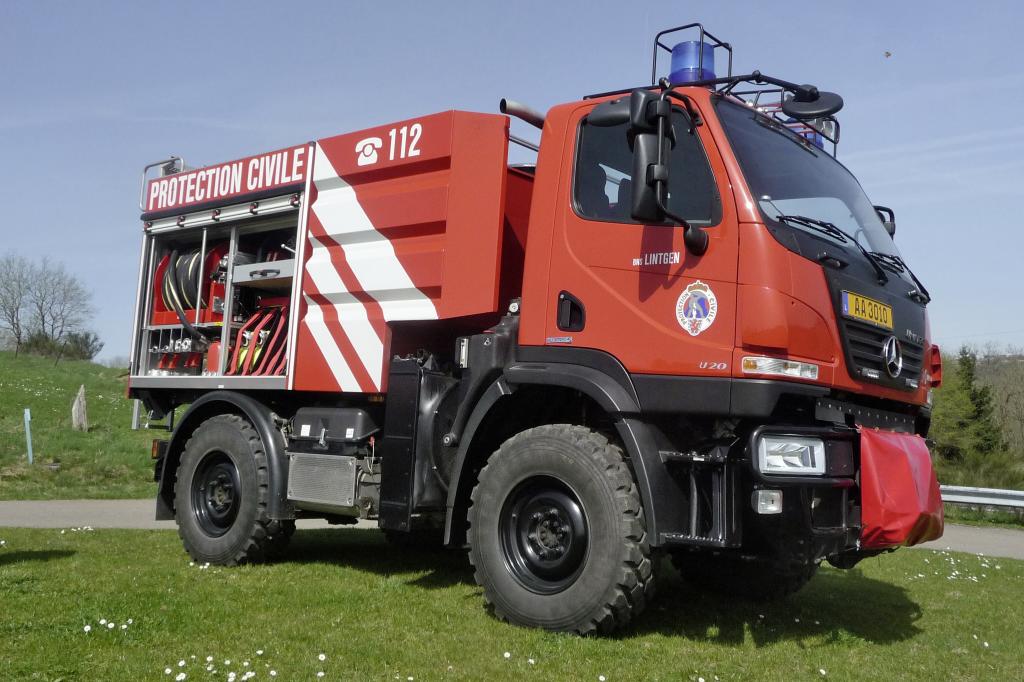 Unimog U 20. Hinter dem Fahrerhaus befindet sich ein 2000 Liter-Wassertank sowie eine vom Fahrzeugmotor betriebene Pumpe.