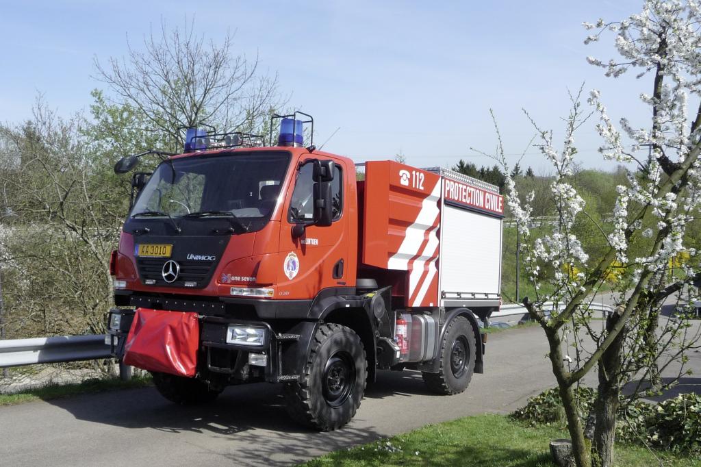 Unimog U 20. Hinter dem Fahrerhaus befindet sich ein 2000 Liter-Wassertank sowie eine vom Fahrzeugmotor betriebene Pumpe.