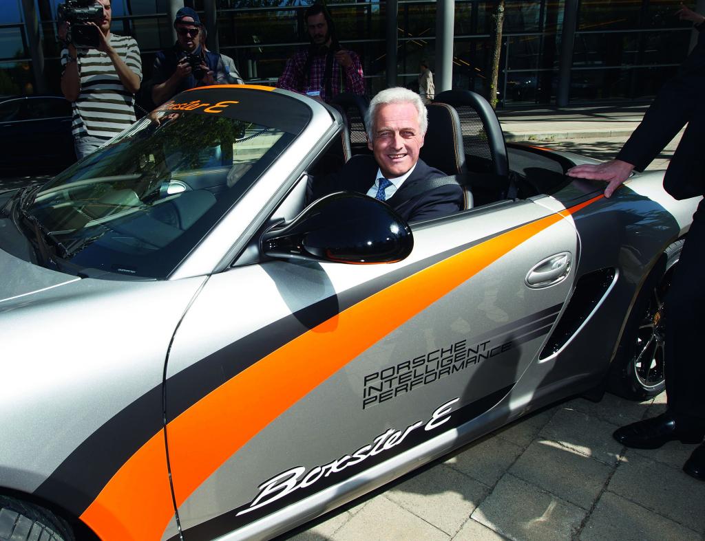 Verkehrsminister zeigt sich im Elektro-Boxster
