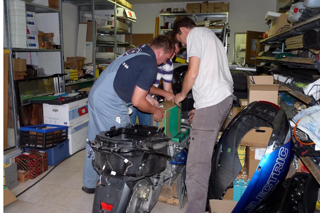 Vor der großen Fahrt ist der Serien-E-Scooter vom Typ Vectrix VX-1 in zweieinhalbwöchiger Heimarbeit für die Weltumrundung umgerüstet worden. Kernstück: Neue, leistungsstarke Lithium-Ionen-Akkus. 