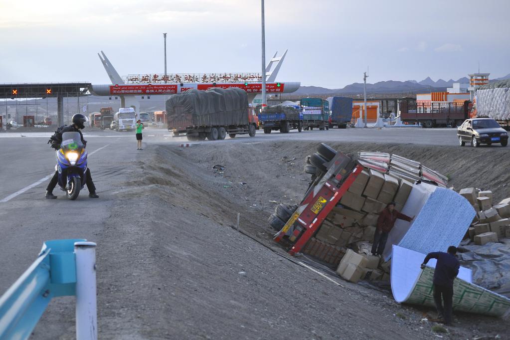 Wer eine Reise tut, kann viel erzählen. Das gilt auch für umstürzende Lkw in China. 