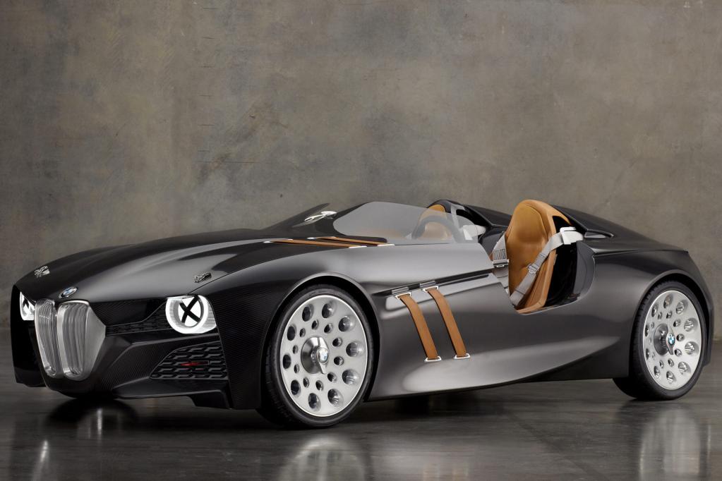 Zu den Highlights der diesjährigen Veranstaltung gehört der BMW 328 Hommage, eine Studie, die anlässlich des 75. Geburtstags der Sportwagenlegende aus den 30er Jahren aufgelegt wurde. 