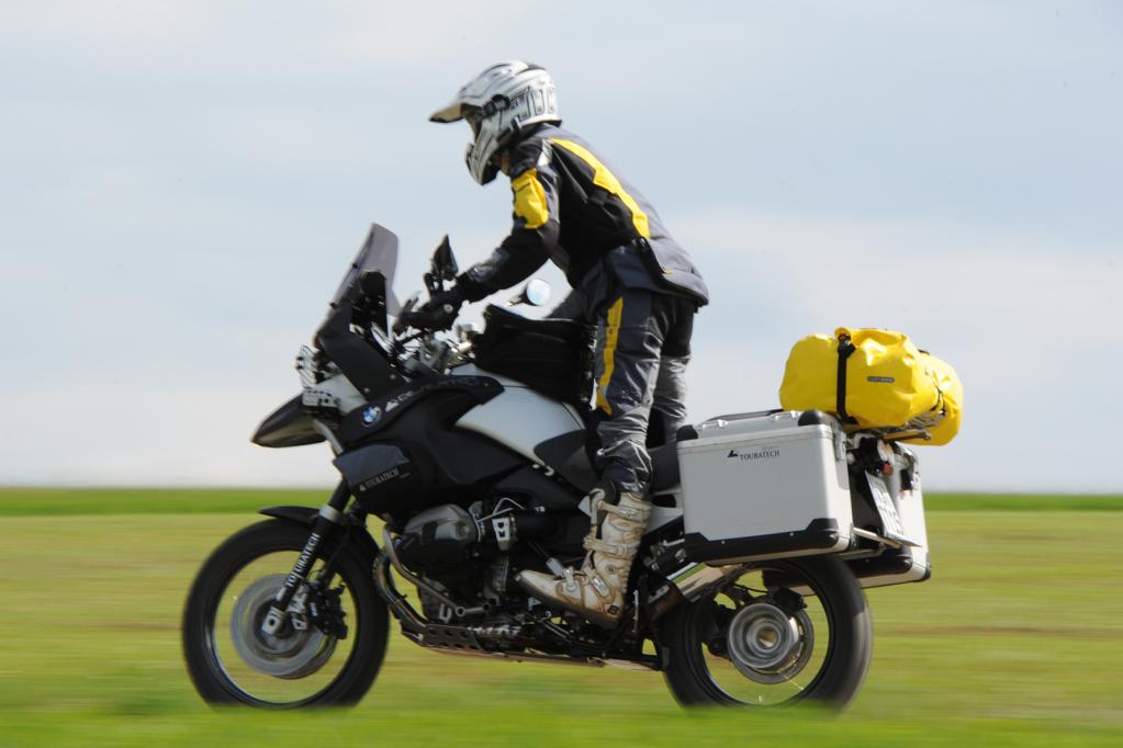 Zum stolzen Preis von 1 748 Euro bietet Touratech jetzt eine neue Motorrad-Kombi an. 
