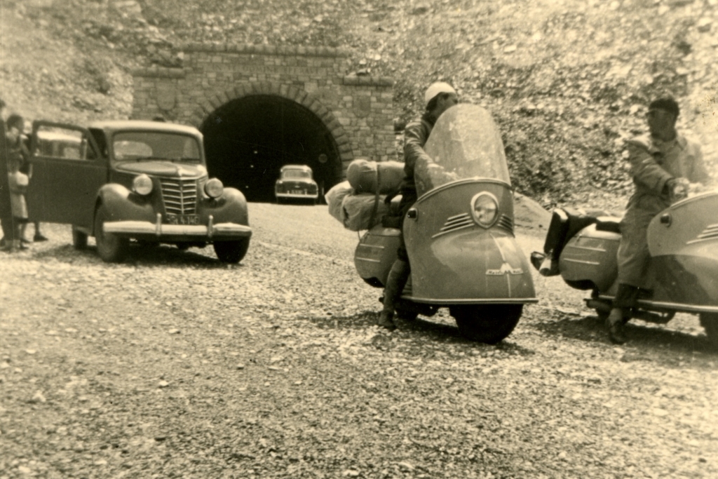 Zwei MaicoMobile vor dem Hochtor-Tunnel (2.575 m) am Glockner.