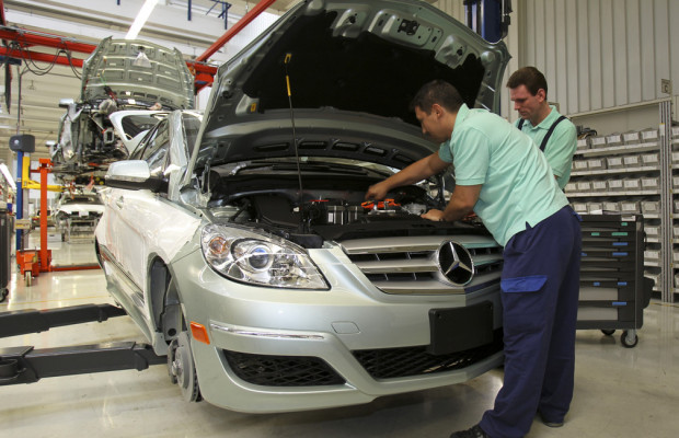 100 Jungfacharbeiter erhalten bei Mercedes-Benz unbefristete Beschäftigung