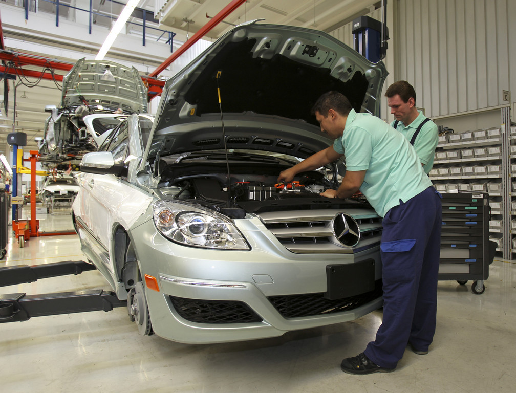 100 Jungfacharbeiter erhalten bei Mercedes-Benz unbefristete Beschäftigung
