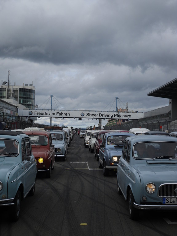 140 Renault 4 kamen auf dem Nürburgring zusammen.