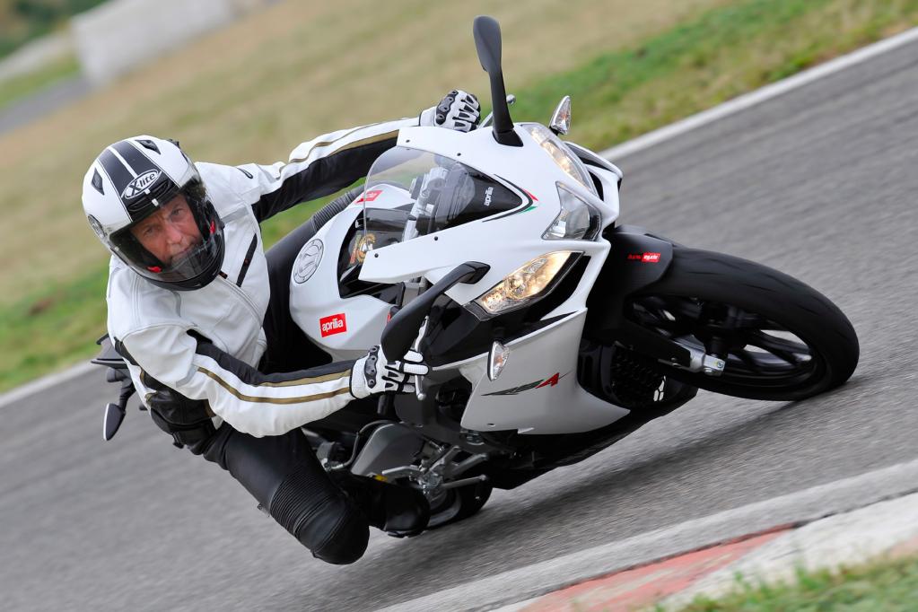 Als Antrieb dient die zweite Generation des 125er Viertaktmotors, der bei den Leichtkrafträdern der Konzernschwester Derbi schon für Furore sorgte. 