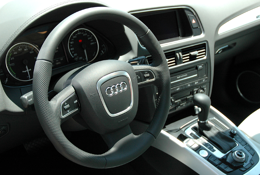Audi Q5 Hybrid Quattro: Blick ins sportlich-funktionelle Cockpit. 