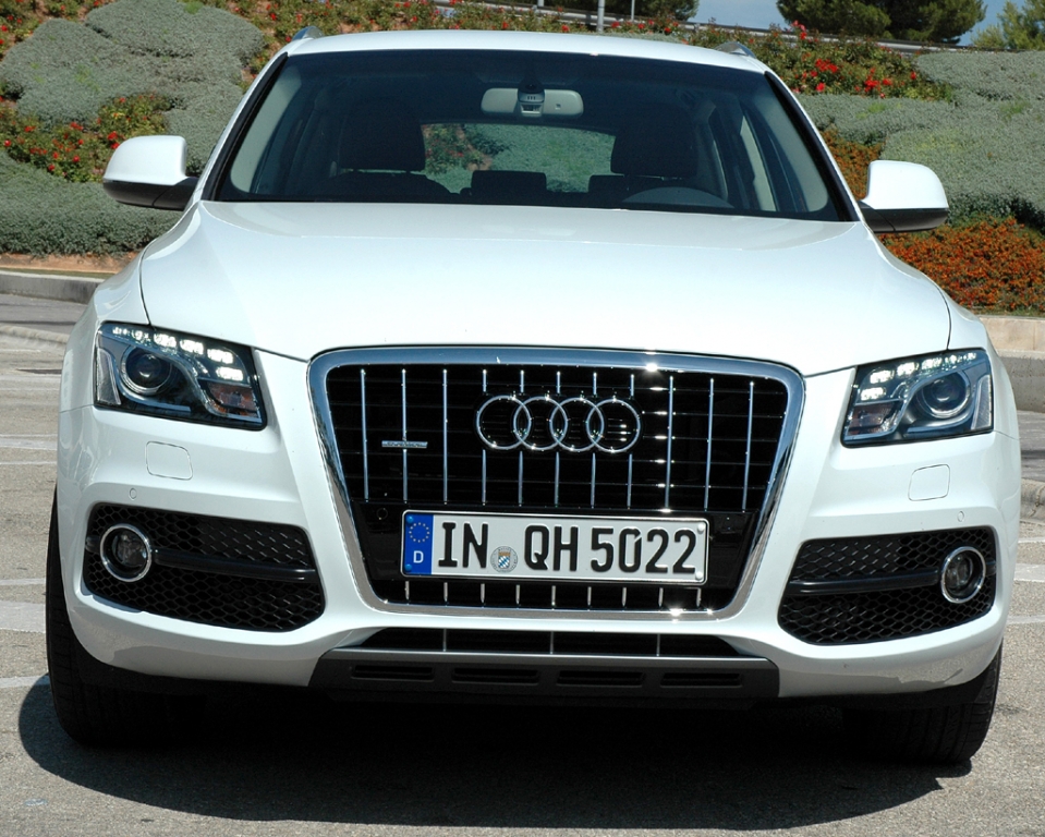 Audi Q5 Hybrid Quattro: Der Kühlergrill ist bei dieser Variante hochglänzend schwarz lackiert.
