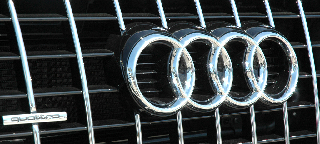 Audi Q5 Hybrid Quattro: Markenringe und Allrad-Schriftzug sitzen vorn im oberen Kühlergrill-Teil.