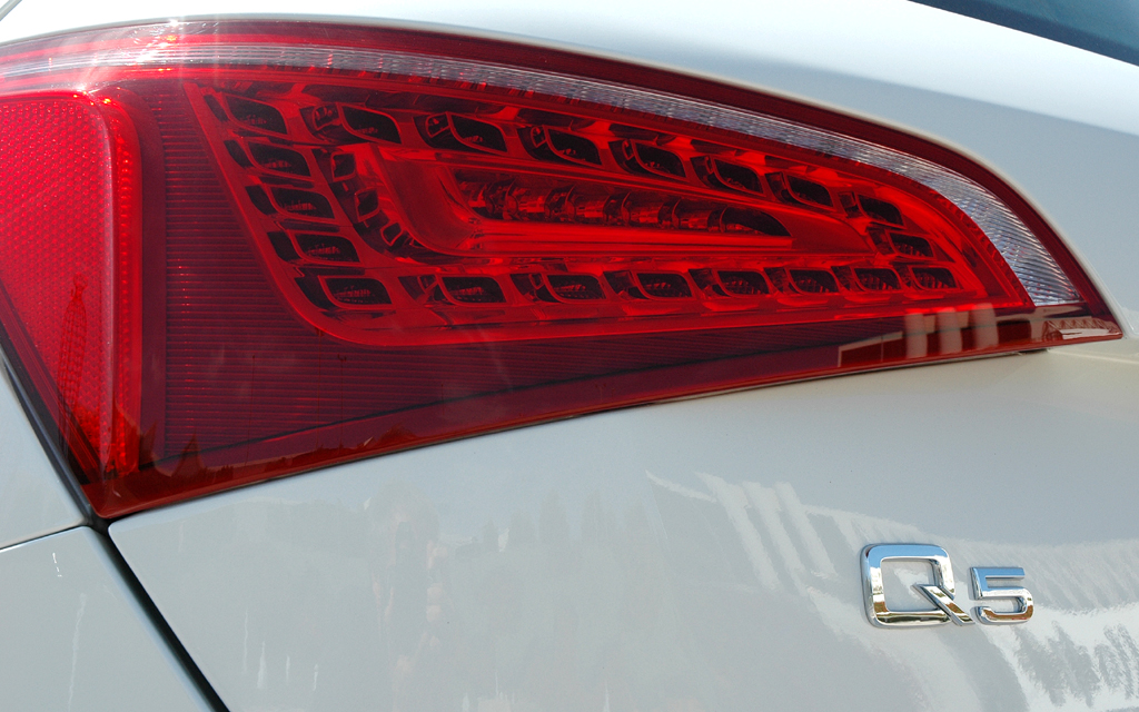 Audi Q5 Hybrid Quattro: Moderne Leuchteinheit hinten mit Modellschriftzug. 