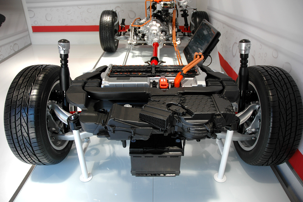 Audi Q5 Hybrid Quattro: Unterm Ladeboden hinten sitzt die Lithium-Ionen-Batterie.