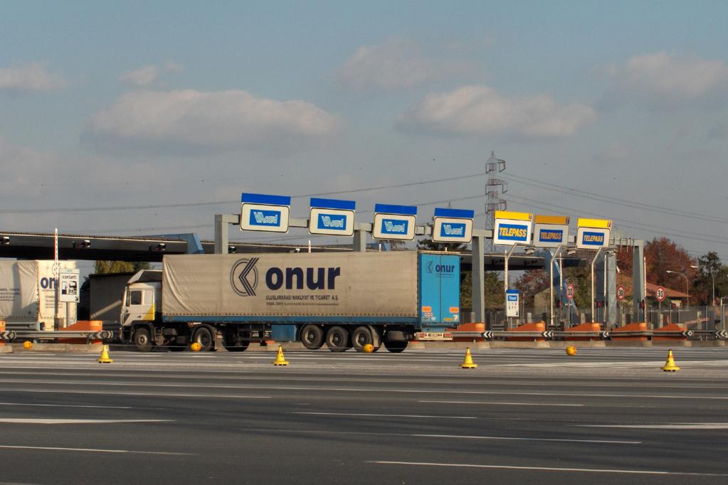 Auf Italiens Autobahnen muss eine Nutzungsgebühr bezahlt werden. 
