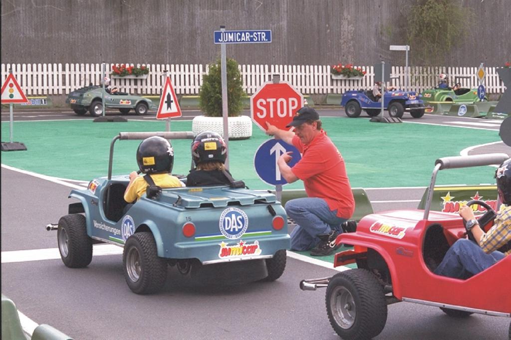 Auf dem Verkehrsübungsplatz im Freigelände dürfen Kinder ab sieben Jahren in echten motorbetriebenen, aber umweltfreundlichen Mini-Autos fahren. 