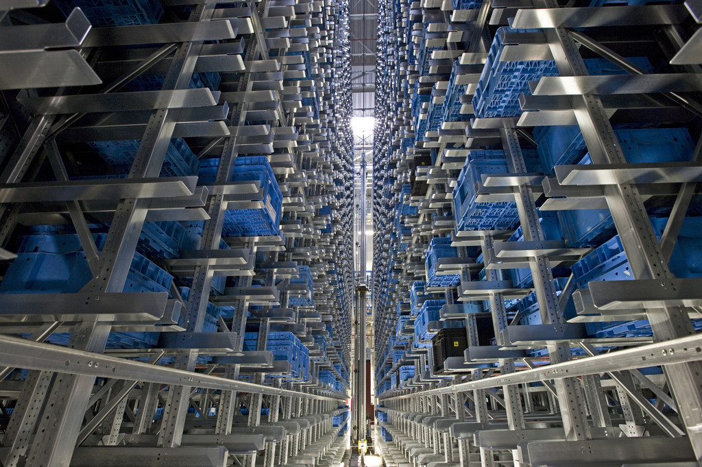 Automatisiertes Kleinteilelager im Mercedes-Benz-Werk Wörth.