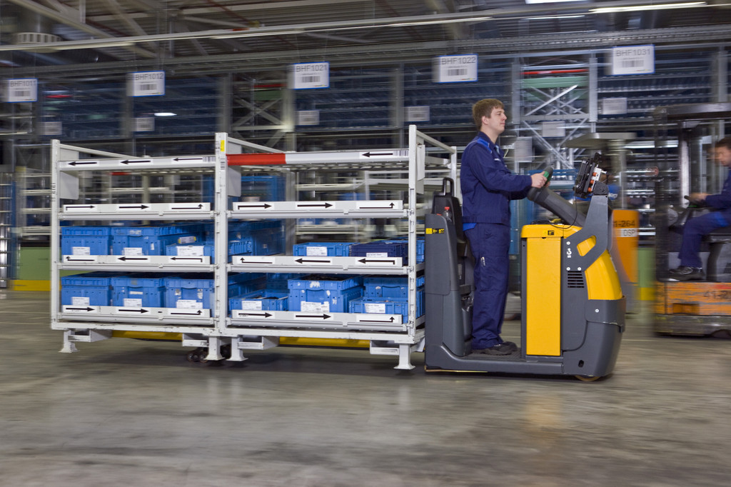 Automatisiertes Kleinteilelager im Mercedes-Benz-Werk Wörth.