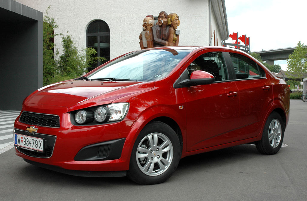Chevrolet Aveo: Alternativ zum Fließheck ist die eher bieder wirkende Stufenheck-Limousine zu haben.