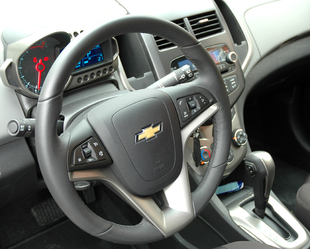 Chevrolet Aveo: Blick ins eher nüchtern-funktionelle Cockpit. 