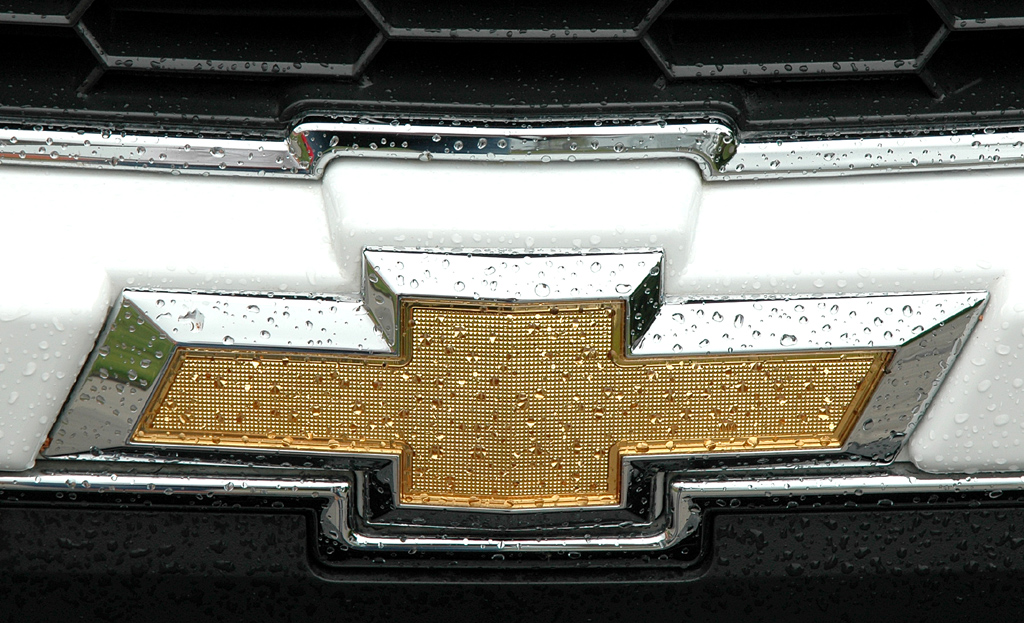 Chevrolet Aveo: Das Markenlogo sitzt vorn mittig unter dem Kühlergrill. 