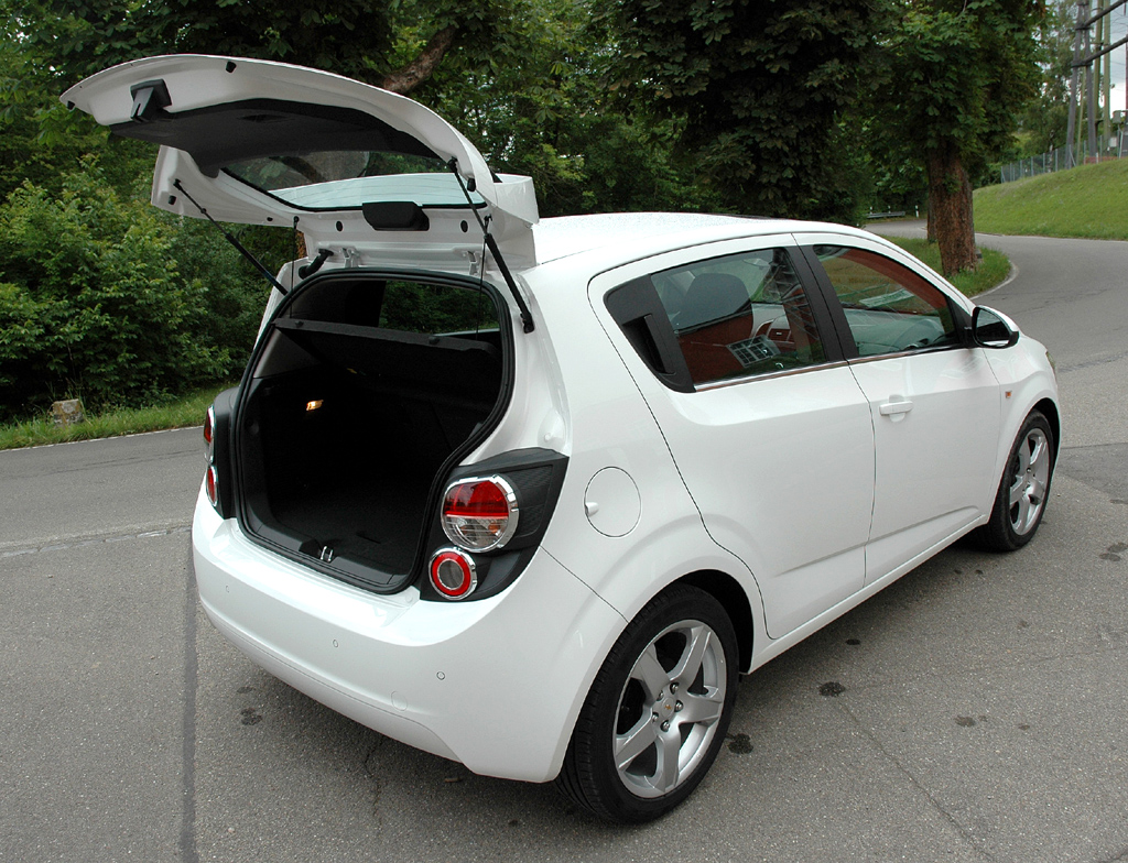 Chevrolet Aveo: Ins Gepäckabteil des Fließhecks passen 290 bis 653 Liter hinein. 