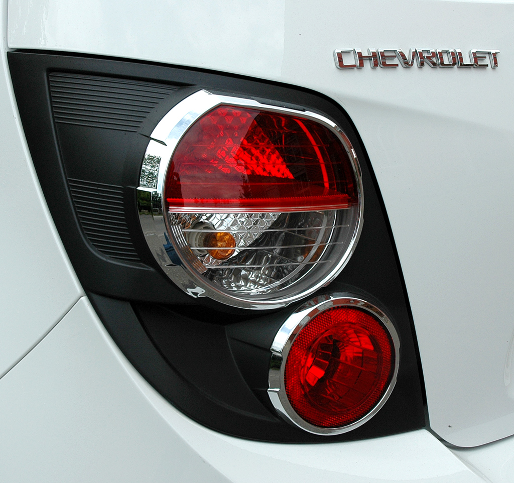 Chevrolet Aveo: Moderne Leuchteinheiten hinten mit Markenschriftzug. 