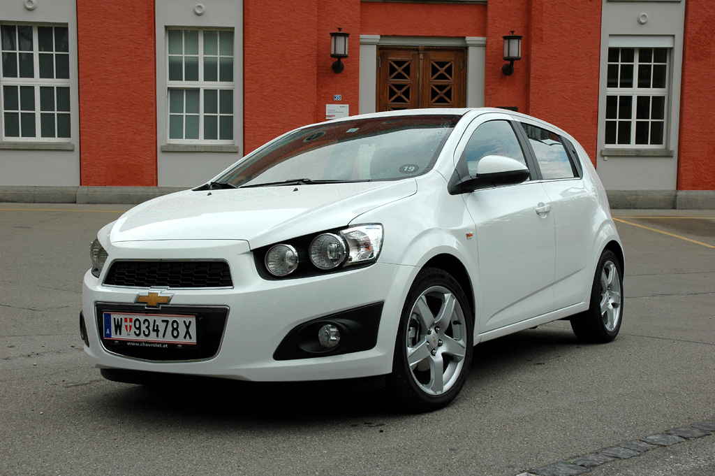 Chevrolets Aveo, hier als Fließheck, fährt Spark-ähnlich markant vor. Foto: Koch 