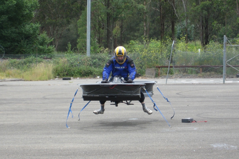 Chris Malloy bei einem Testflug, Foto: www.hover-bike.com