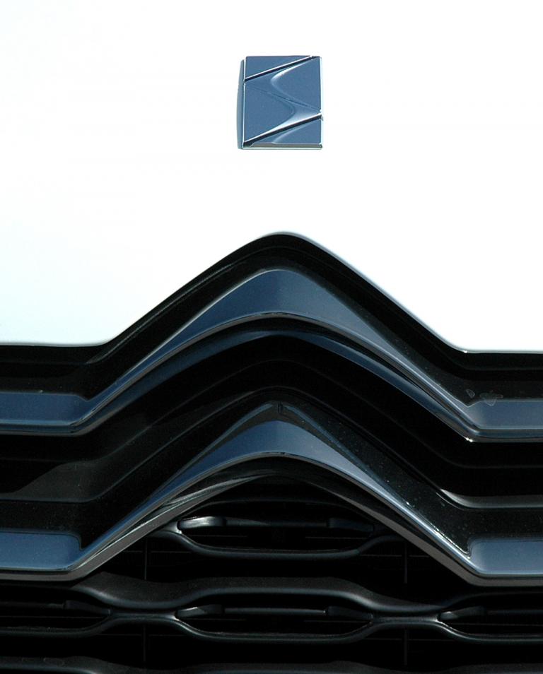 Citroën DS4: Das stilisierte DS-Zeichen sitzt vorn auf der Motorhaube über dem Kühlergrill. 
