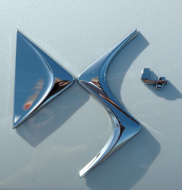 Citroën DS4: Hinten sitzt das Logo der neuen Produktlinie auf der Heckklappe. 