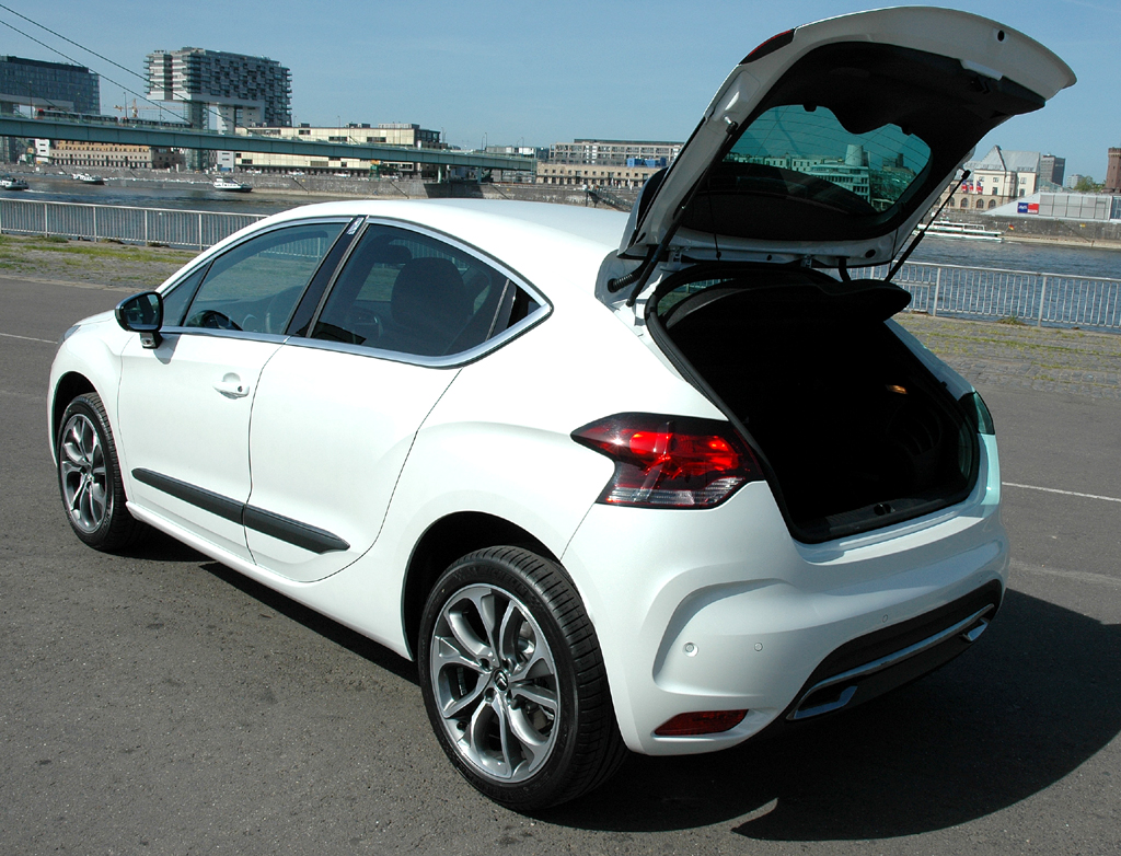 Citroën DS4: Ins Gepäckabteil passen über 350 Liter, die Rücksitzlehnen sind umklappbar. 