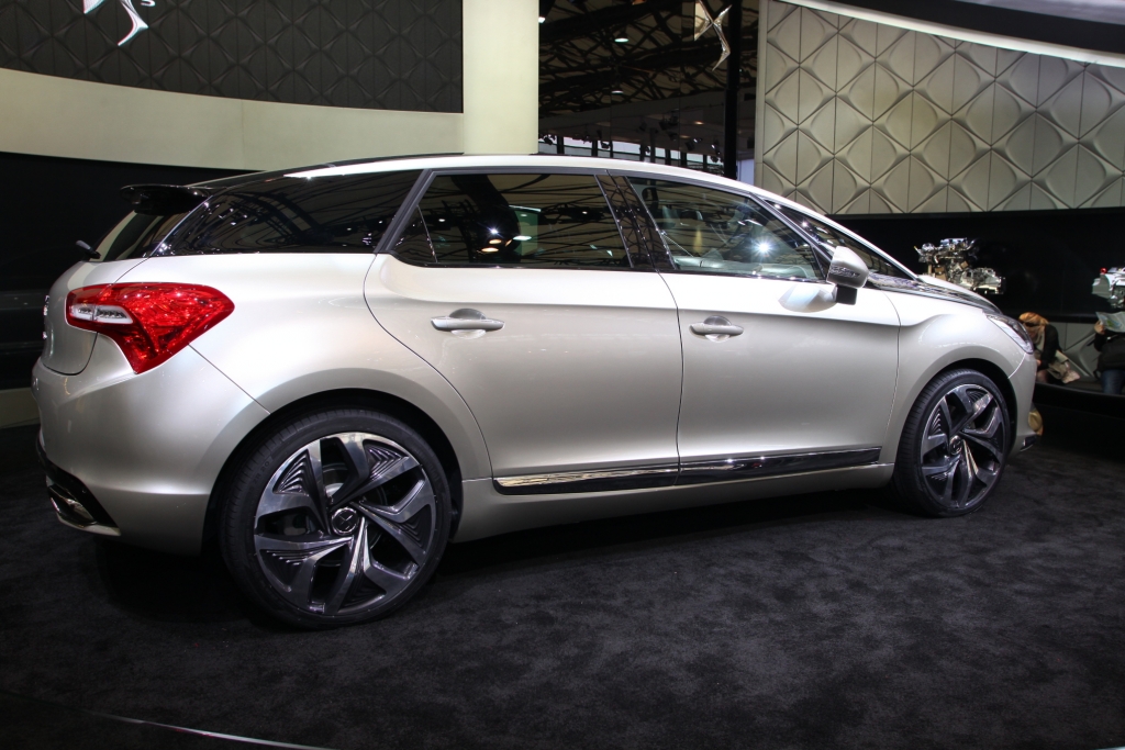 Citroën stellt den DS5 auf Facebook vor