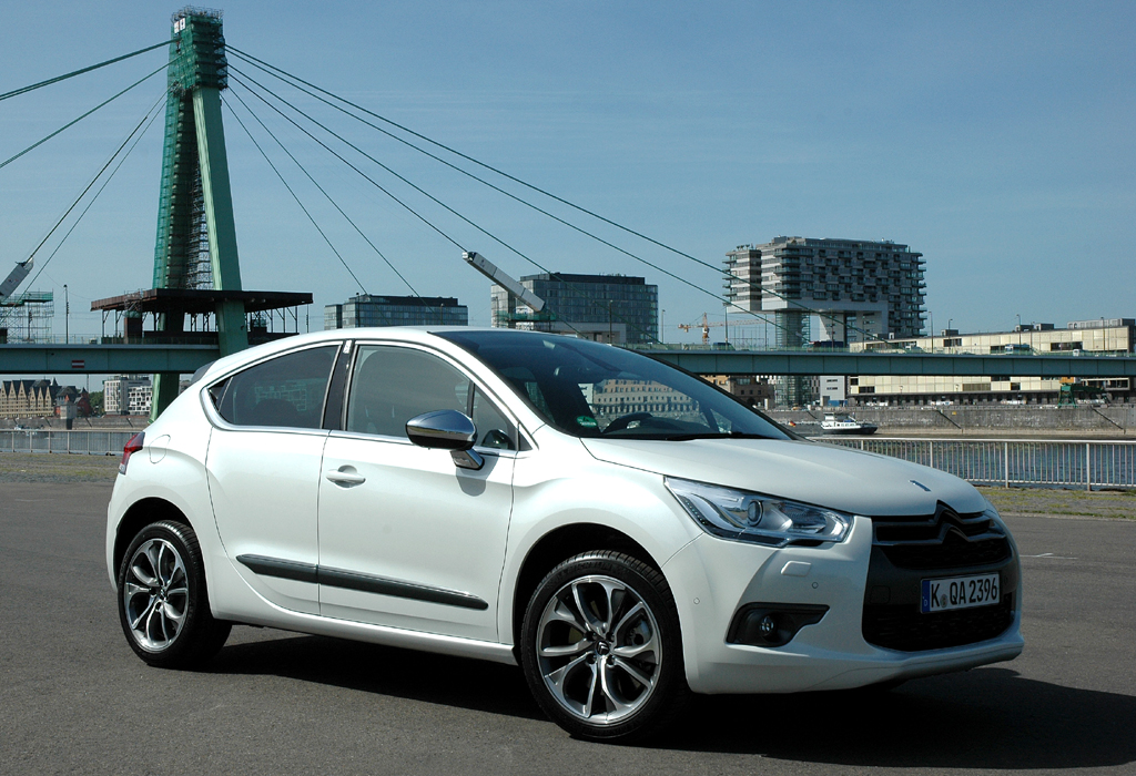 Citroëns neuer DS4 fährt wie der DS3 extravagant vor. 